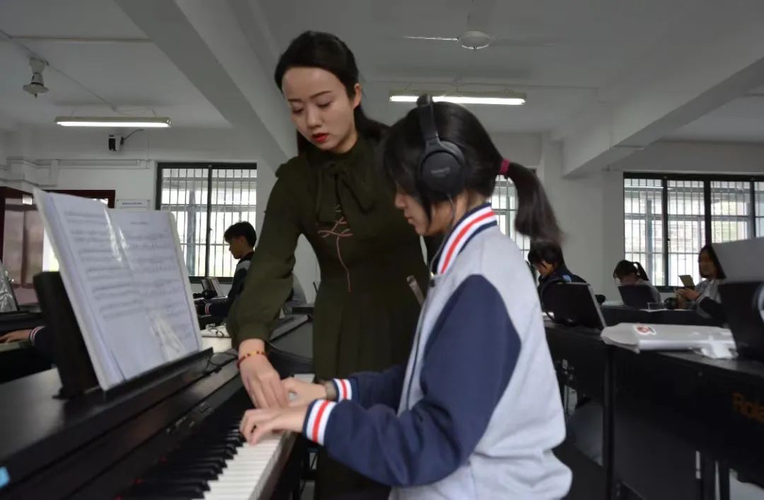 上海中职教师参与全國(guó)职业院校教學(xué)能(néng)力比赛百分(fēn)百获奖!这是上海中职快速发展的密码之一(图13) 上海中职教师参与全國(guó)职业院校教學(xué)能(néng)力比赛百分(fēn)百获奖!这是上海中职快速发展的密码之一(图13)